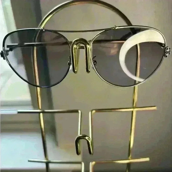 Tory Burch Gradient Aviator style sunglasses- silver and Purple comes with/ case - Picture 10 of 15